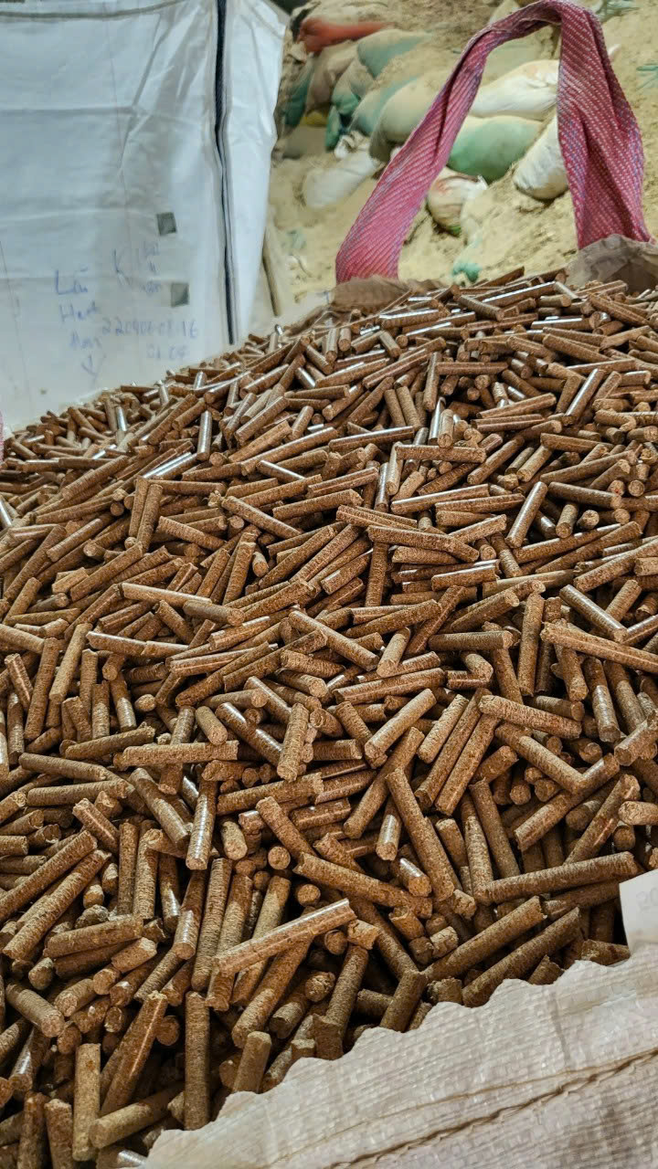 SAWDUST PELLETS/PELLETS/WOOD PELLETS/WOODEN PELLETS