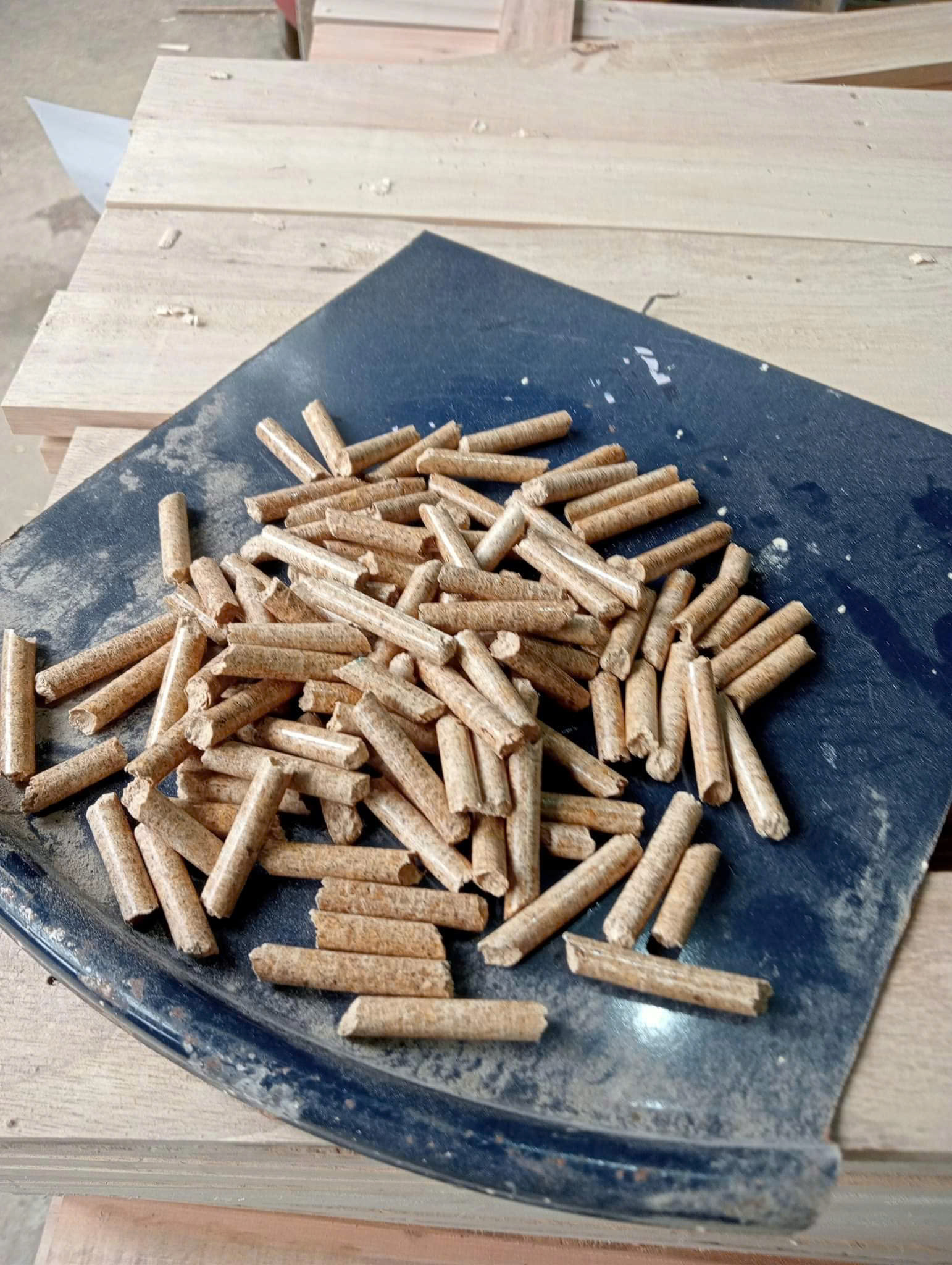 SAWDUST PELLETS/PELLETS/WOOD PELLETS/WOODEN PELLETS