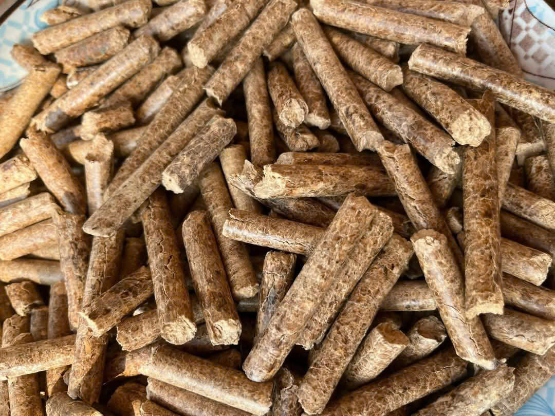 SAWDUST PELLETS/PELLETS/WOOD PELLETS/WOODEN PELLETS